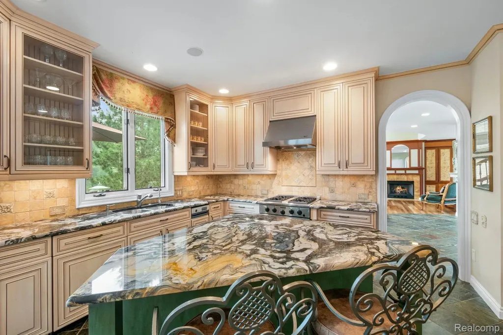 4443 Island View Drive Waterford Charter Township MI 48328