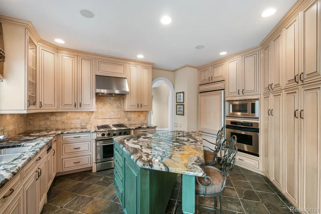 4443 Island View Drive Waterford Charter Township MI 48328