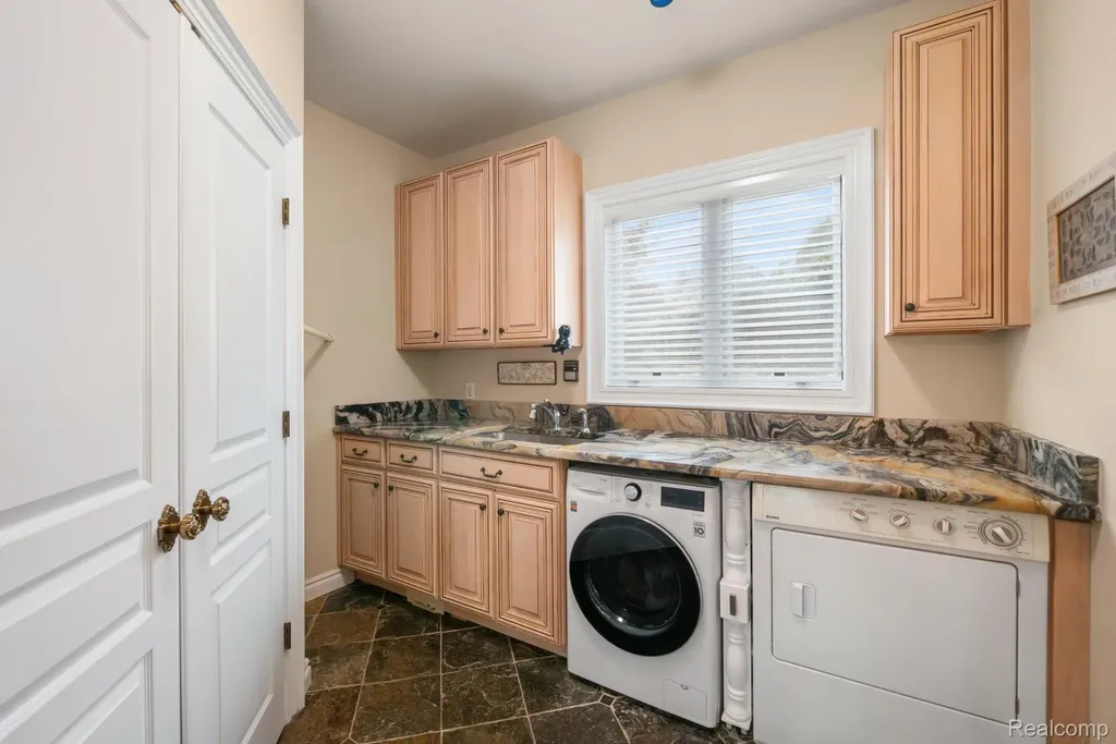 4443 Island View Drive Waterford Charter Township MI 48328