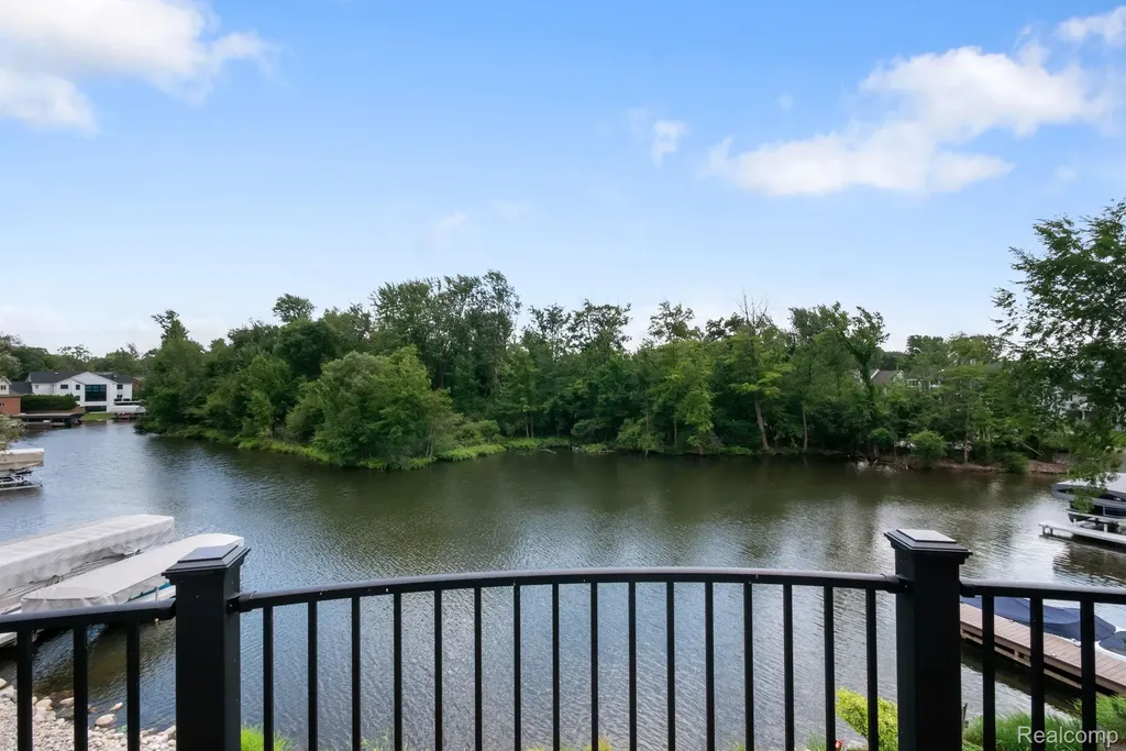 4443 Island View Drive Waterford Charter Township MI 48328