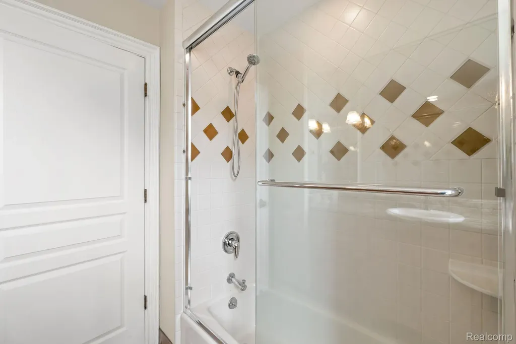 4443 Island View Drive Waterford Charter Township MI 48328