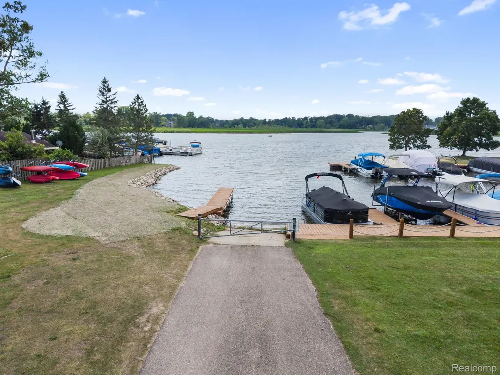 4443 Island View Drive Waterford Charter Township MI 48328