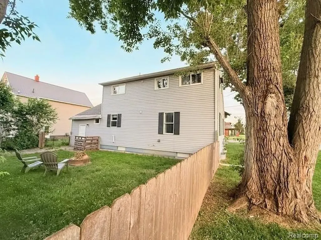 128 W 10th Avenue Sault Ste. Marie City MI 49783