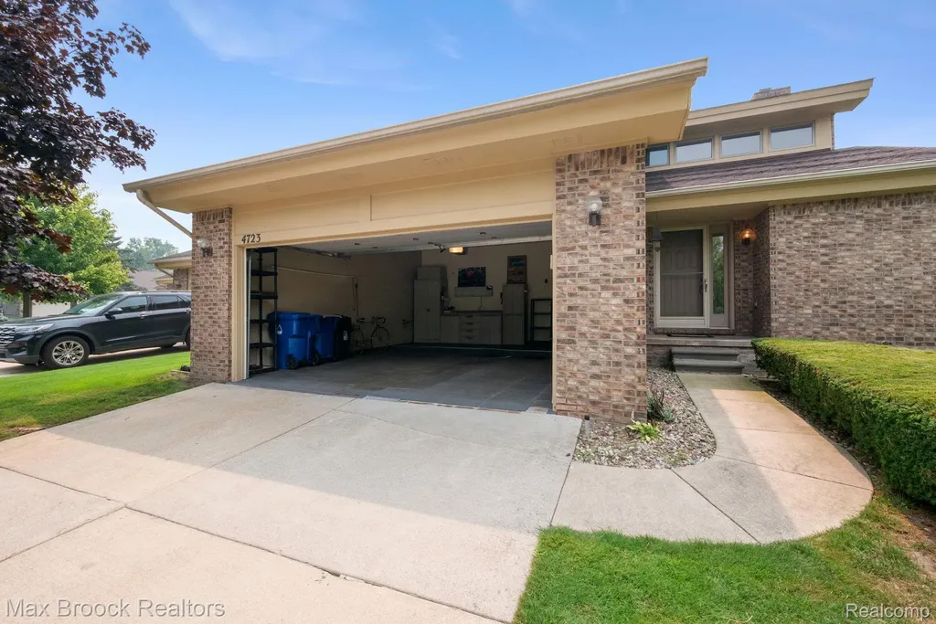 4723 Fairway Court Waterford Charter Township MI 48328