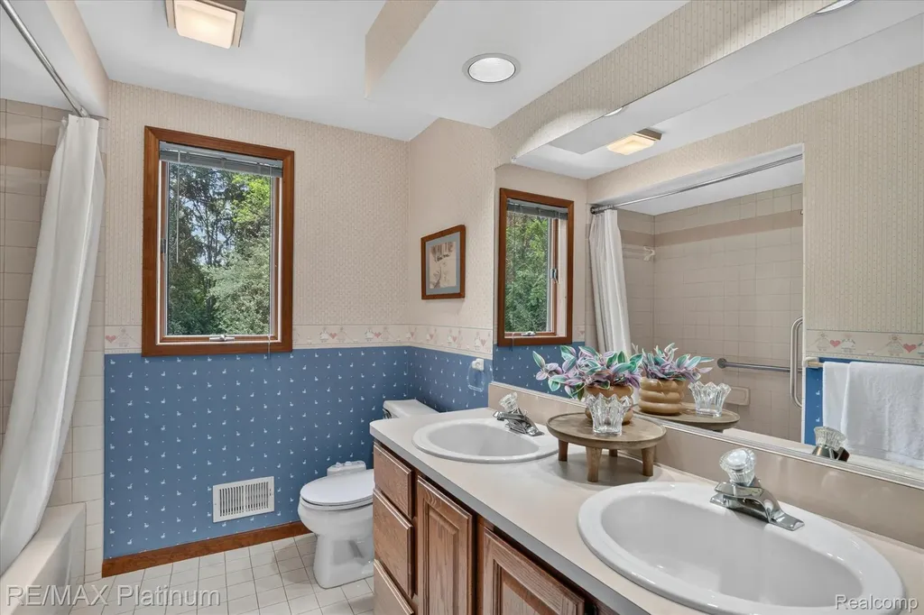 12273 Pinebrook Lane Green Oak Township MI 48178