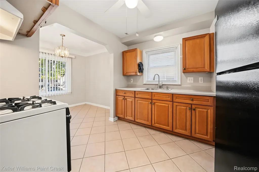 21132 Syracuse Avenue Warren City MI 48091