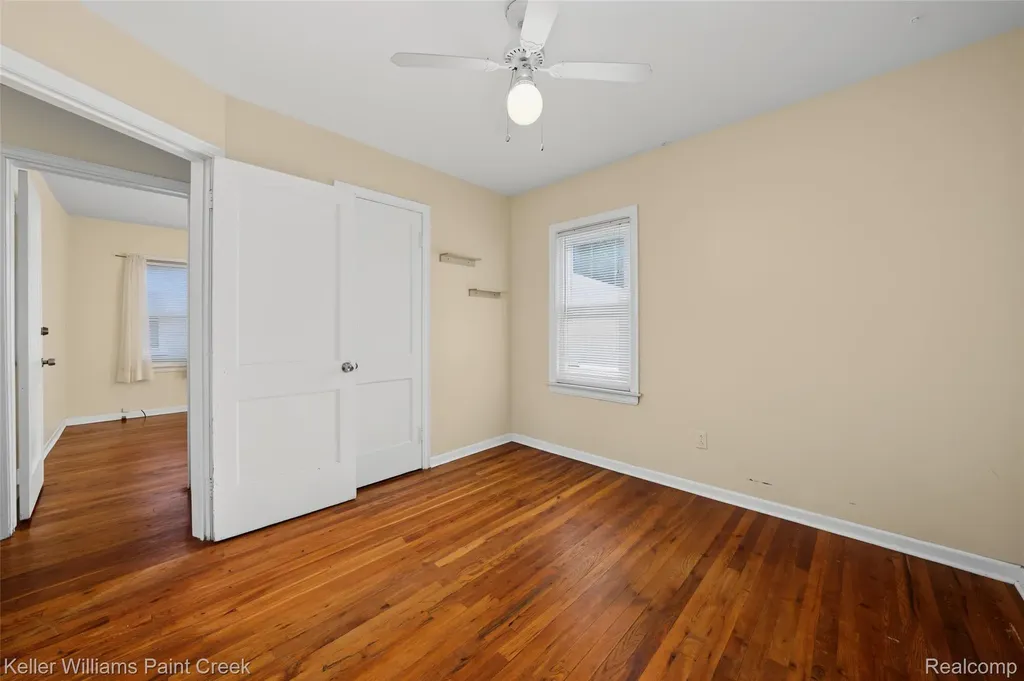 21132 Syracuse Avenue Warren City MI 48091