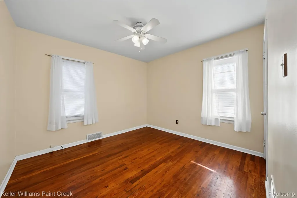 21132 Syracuse Avenue Warren City MI 48091