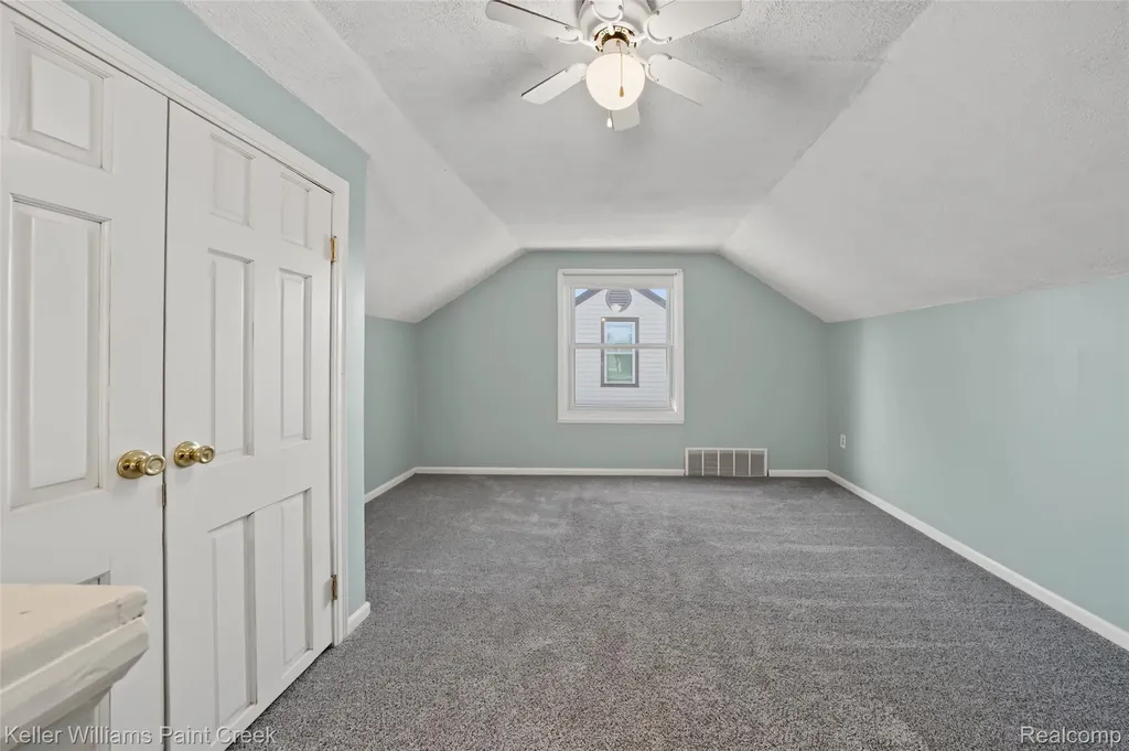21132 Syracuse Avenue Warren City MI 48091
