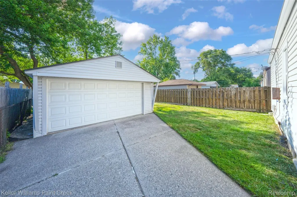 21132 Syracuse Avenue Warren City MI 48091