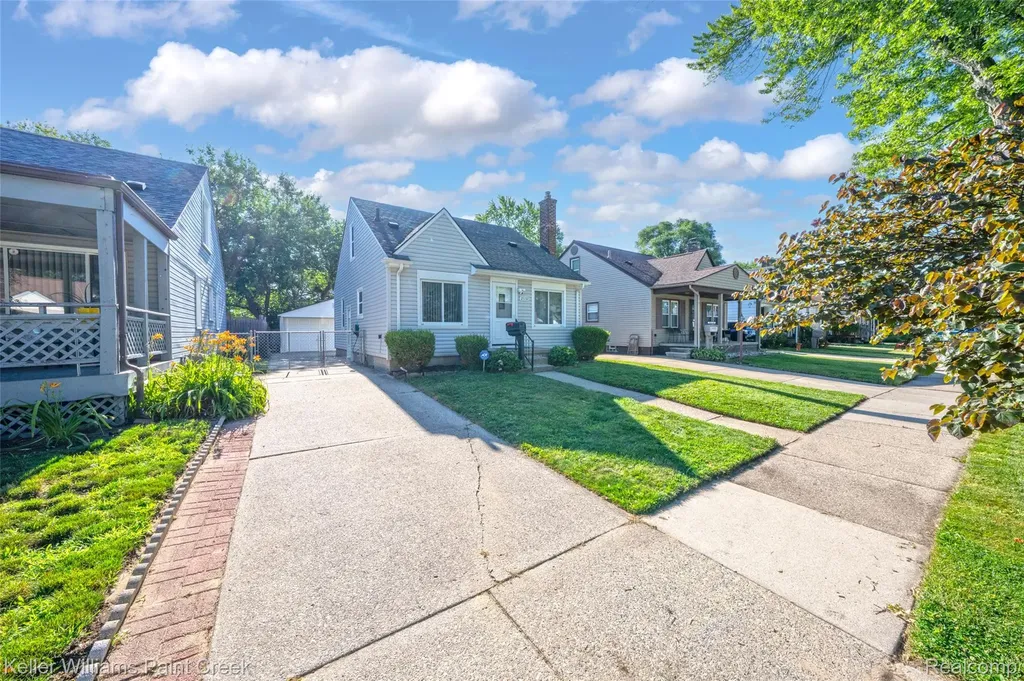 21132 Syracuse Avenue Warren City MI 48091