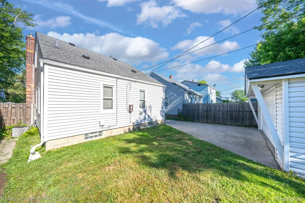 21132 Syracuse Avenue Warren City MI 48091