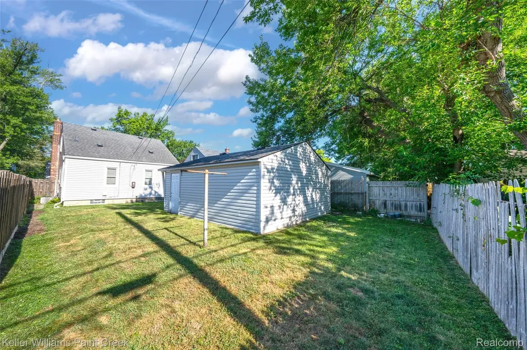 21132 Syracuse Avenue Warren City MI 48091