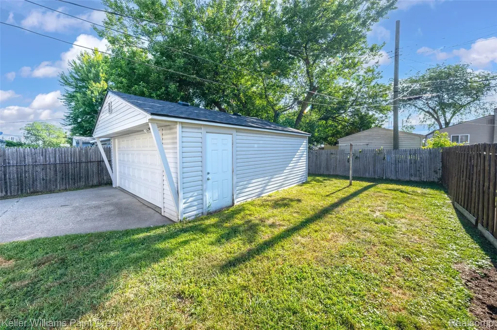 21132 Syracuse Avenue Warren City MI 48091