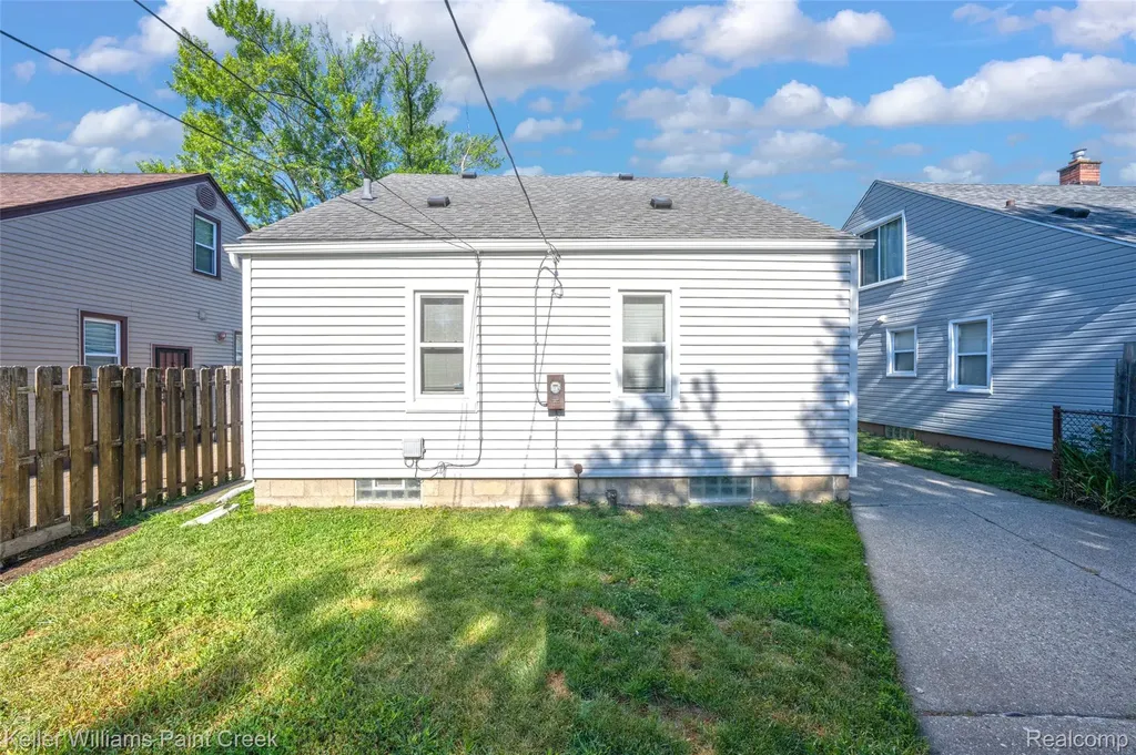 21132 Syracuse Avenue Warren City MI 48091