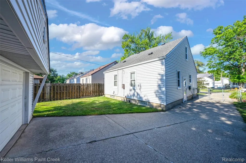21132 Syracuse Avenue Warren City MI 48091