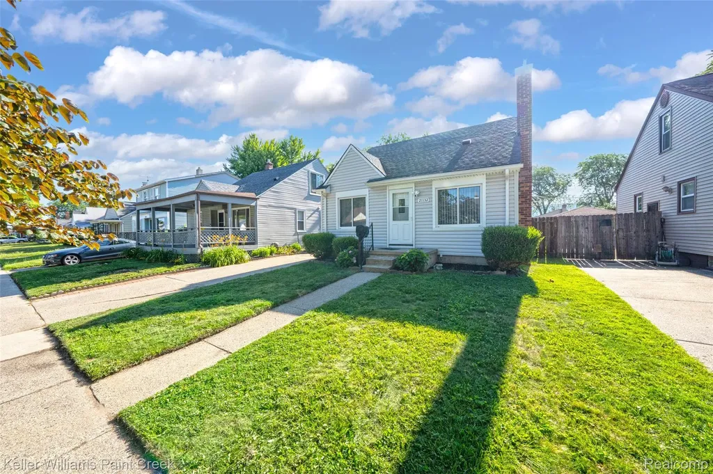 21132 Syracuse Avenue Warren City MI 48091