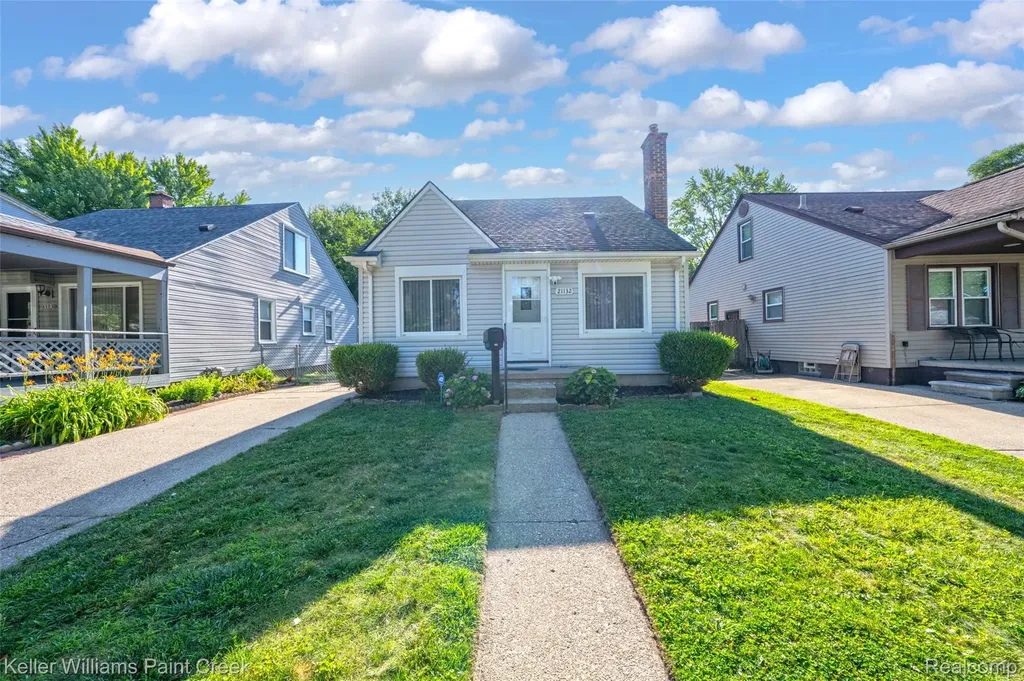 21132 Syracuse Avenue Warren City MI 48091
