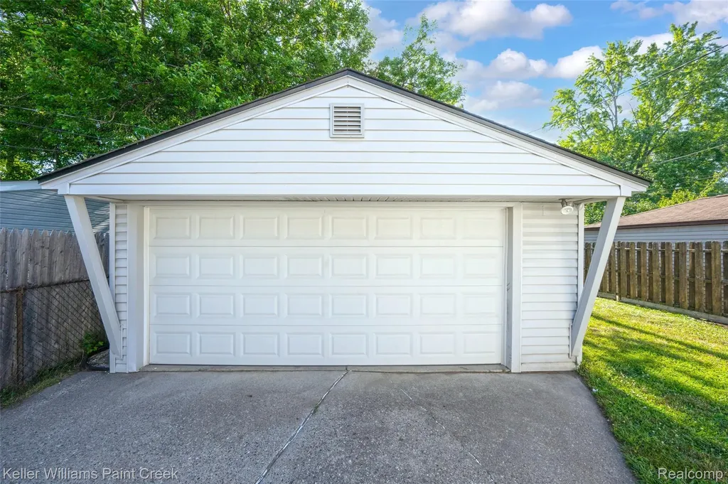 21132 Syracuse Avenue Warren City MI 48091