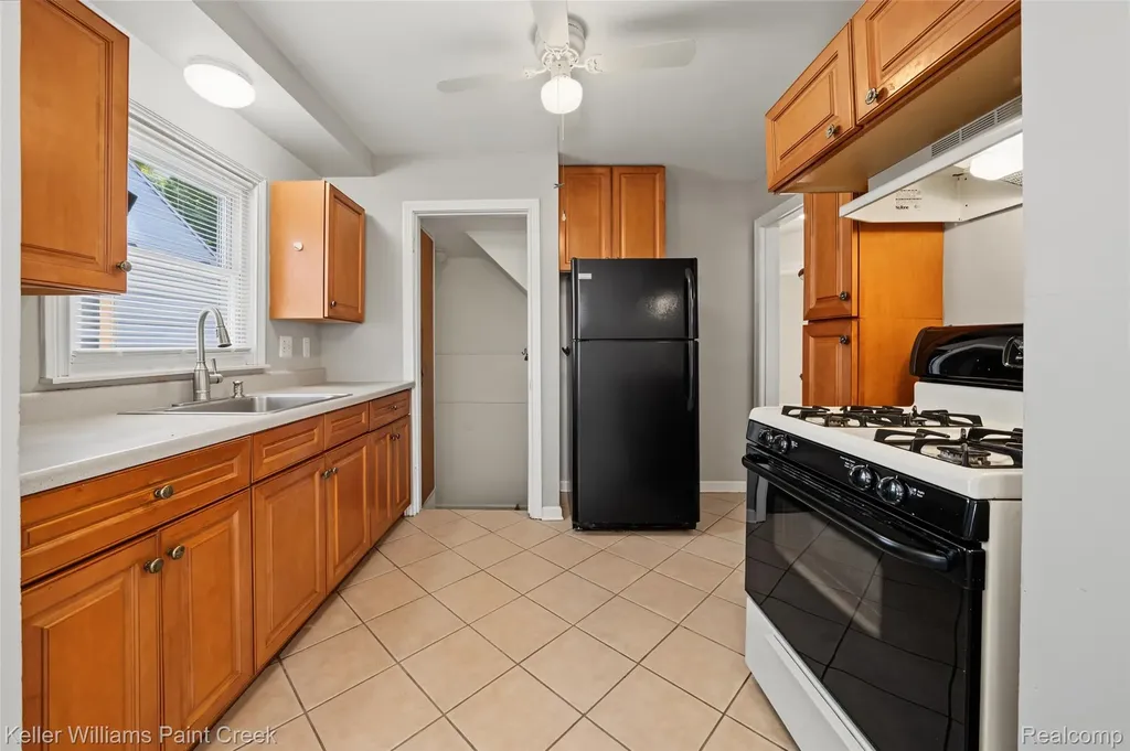 21132 Syracuse Avenue Warren City MI 48091