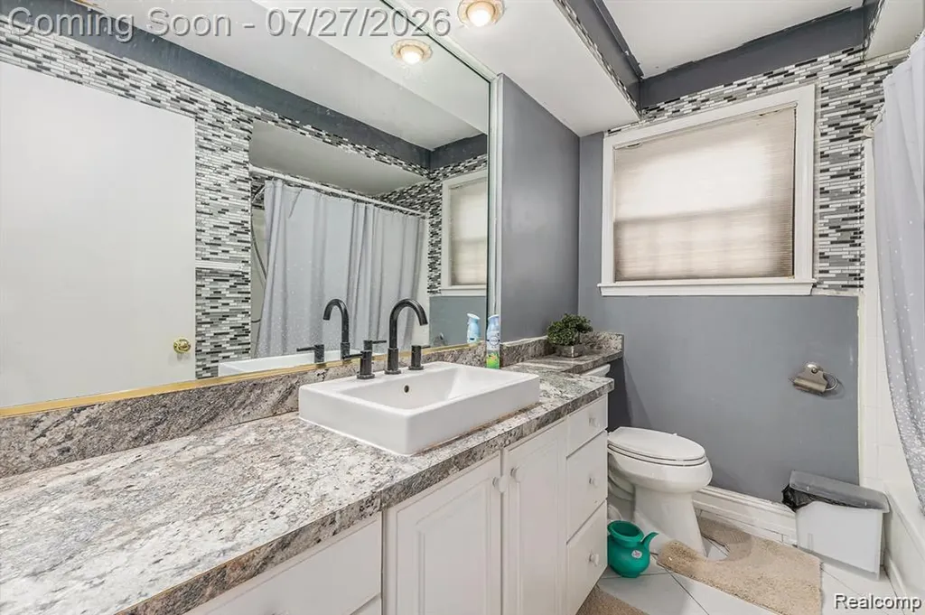 2338 Walter Avenue Warren City MI 48092