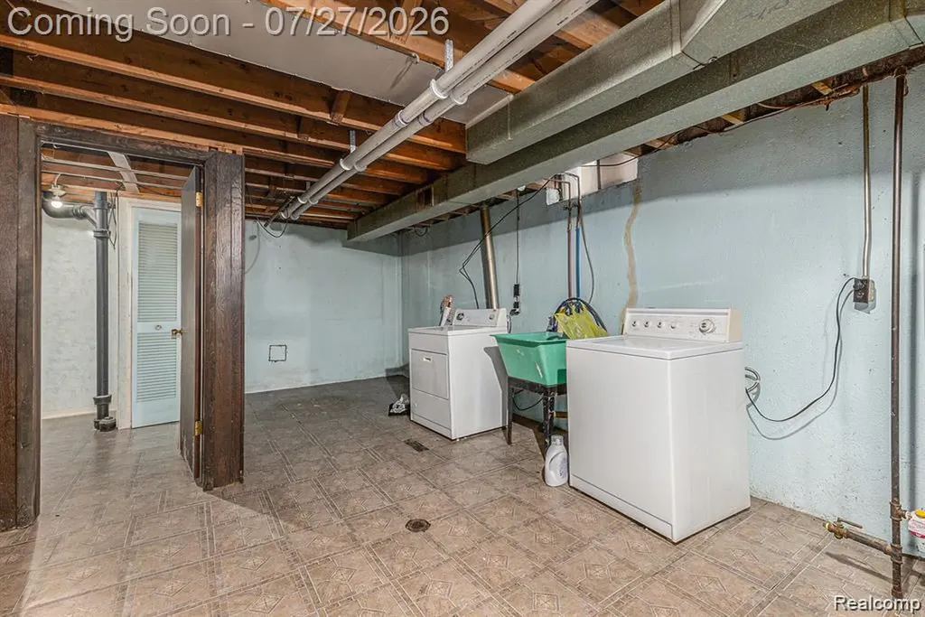2338 Walter Avenue Warren City MI 48092