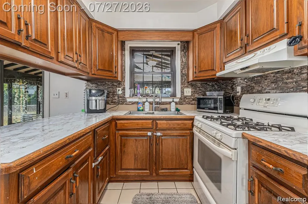 2338 Walter Avenue Warren City MI 48092