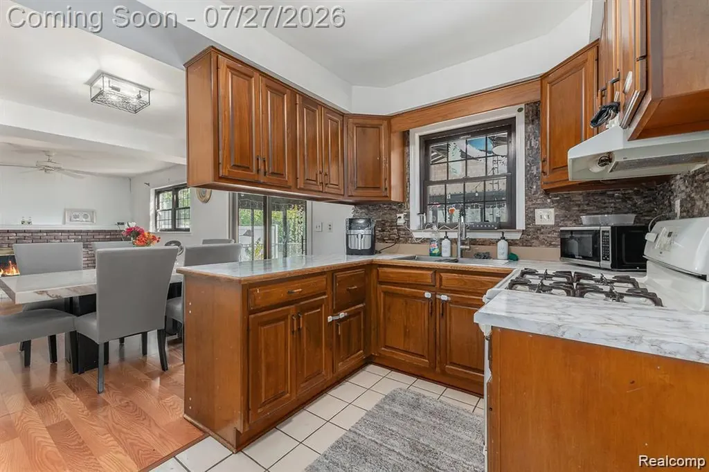 2338 Walter Avenue Warren City MI 48092