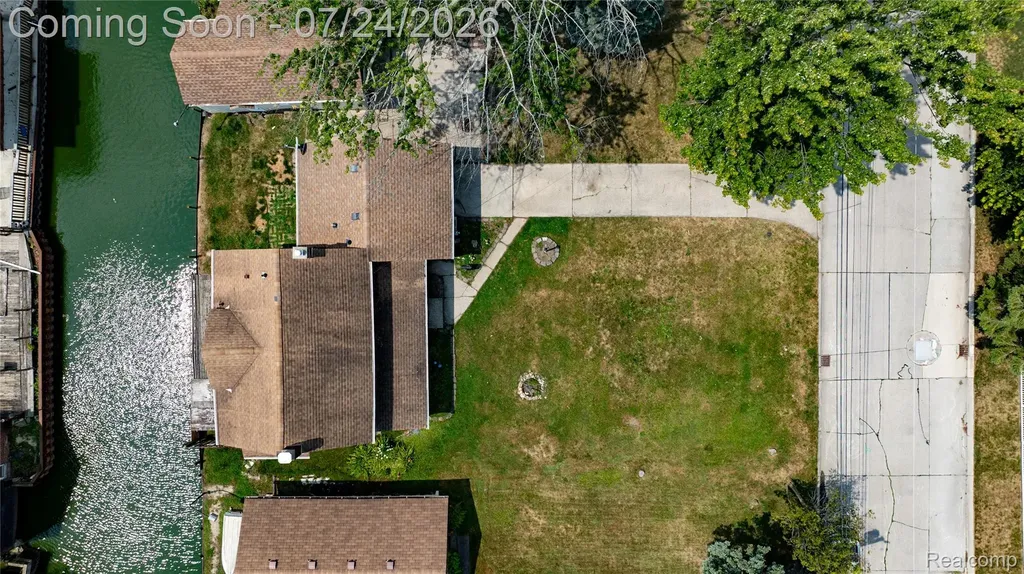 22464 Beach Street St. Clair Shores City MI 48081
