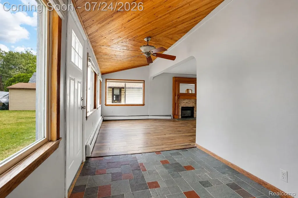 22464 Beach Street St. Clair Shores City MI 48081