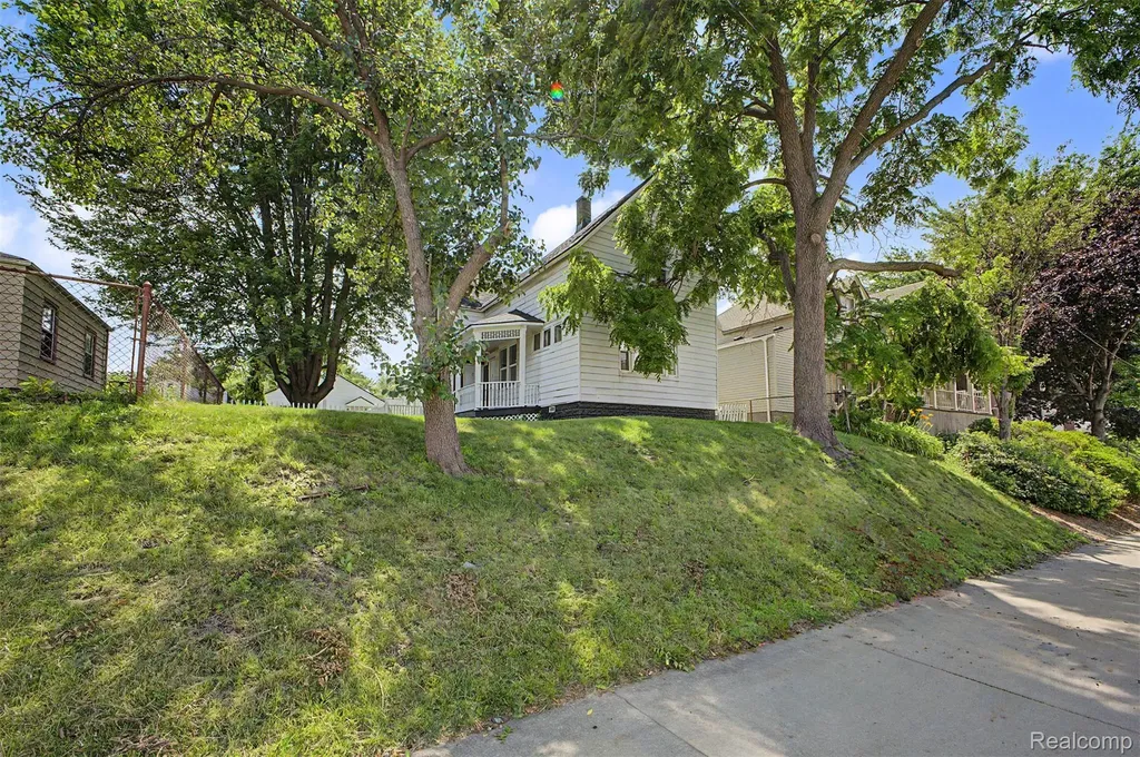 725 Eureka Road Wyandotte City MI 48192