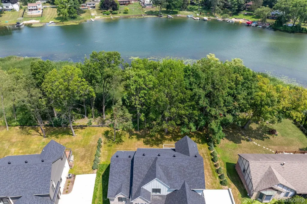 2934 W Walton Boulevard Waterford Charter Township MI 48329