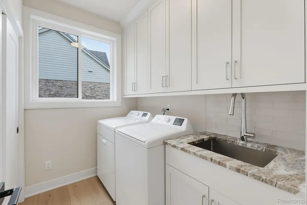 2934 W Walton Boulevard Waterford Charter Township MI 48329