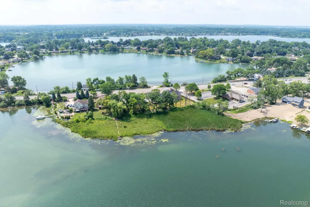 2934 W Walton Boulevard Waterford Charter Township MI 48329