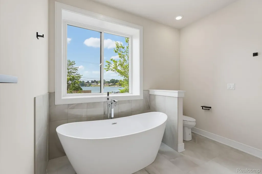 2934 W Walton Boulevard Waterford Charter Township MI 48329