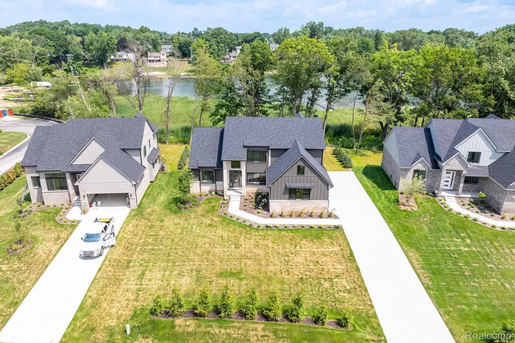 2934 W Walton Boulevard Waterford Charter Township MI 48329