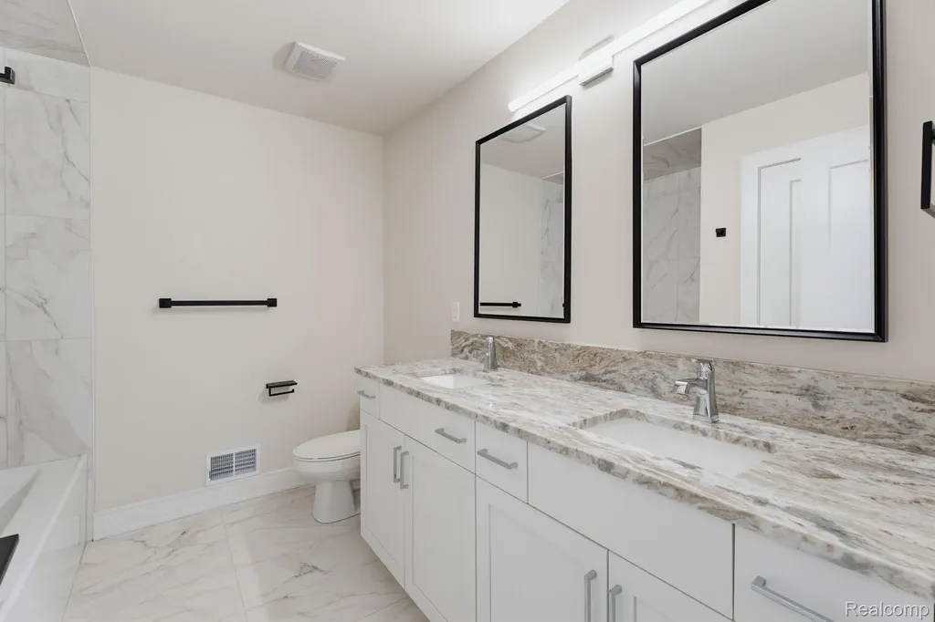 2934 W Walton Boulevard Waterford Charter Township MI 48329