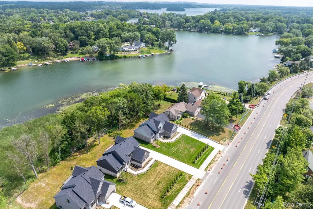 2934 W Walton Boulevard Waterford Charter Township MI 48329