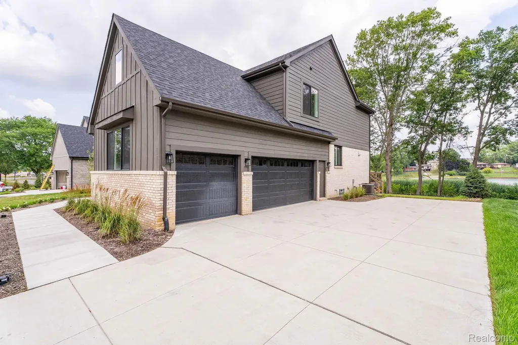 2934 W Walton Boulevard Waterford Charter Township MI 48329