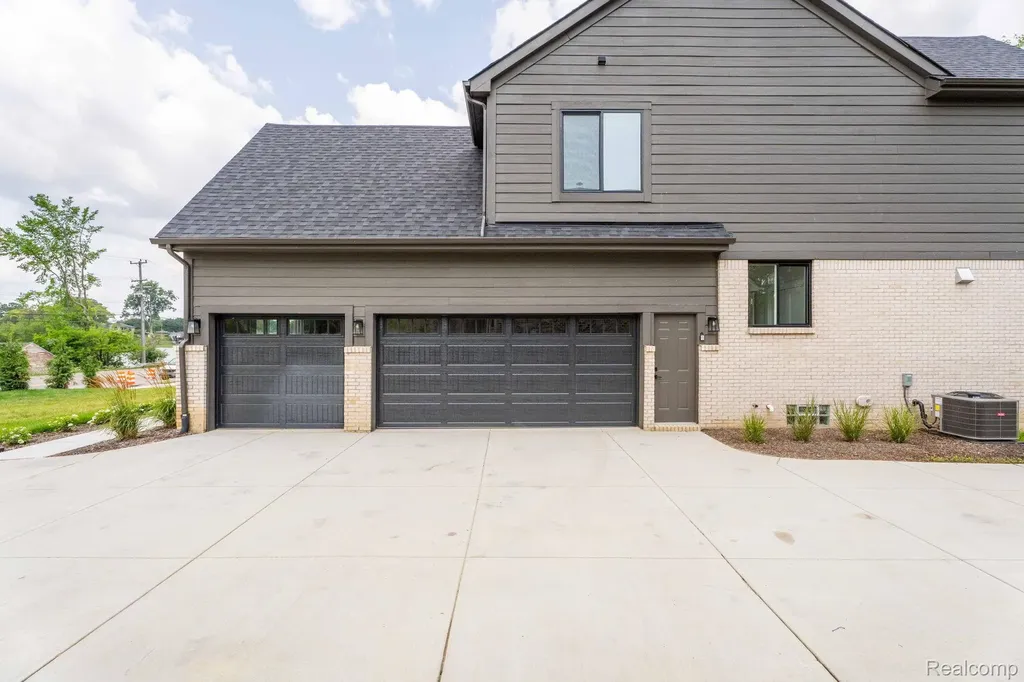 2934 W Walton Boulevard Waterford Charter Township MI 48329