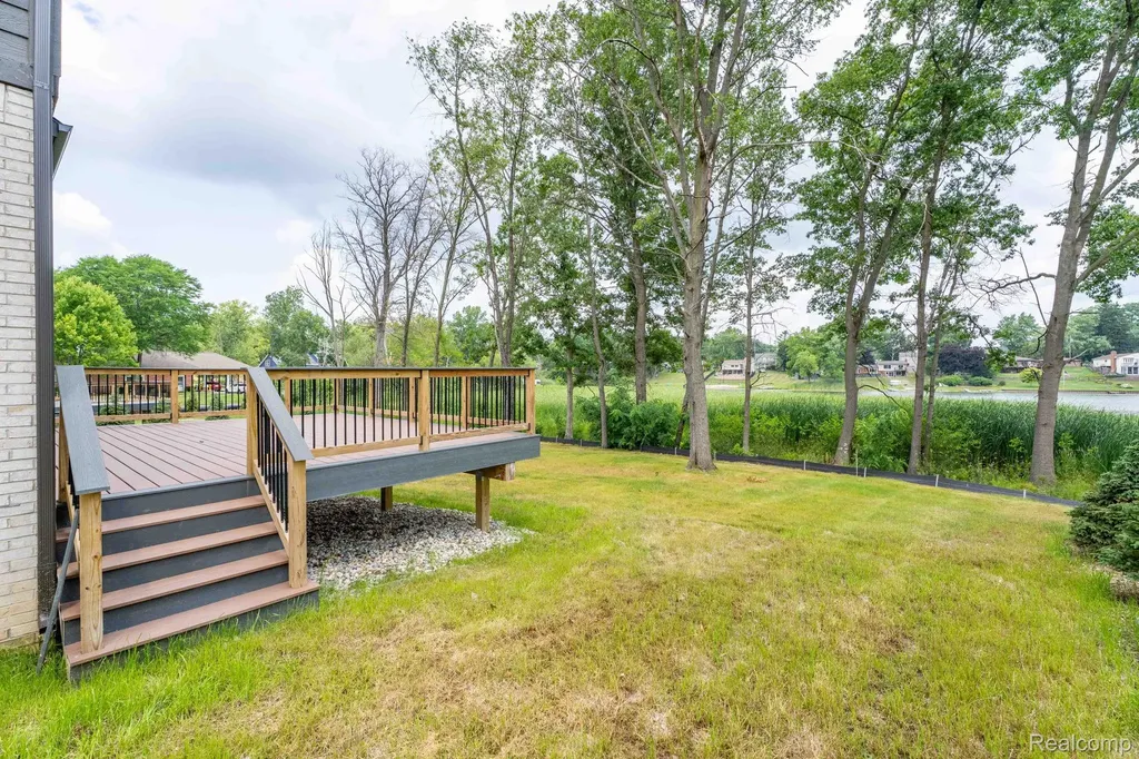 2934 W Walton Boulevard Waterford Charter Township MI 48329