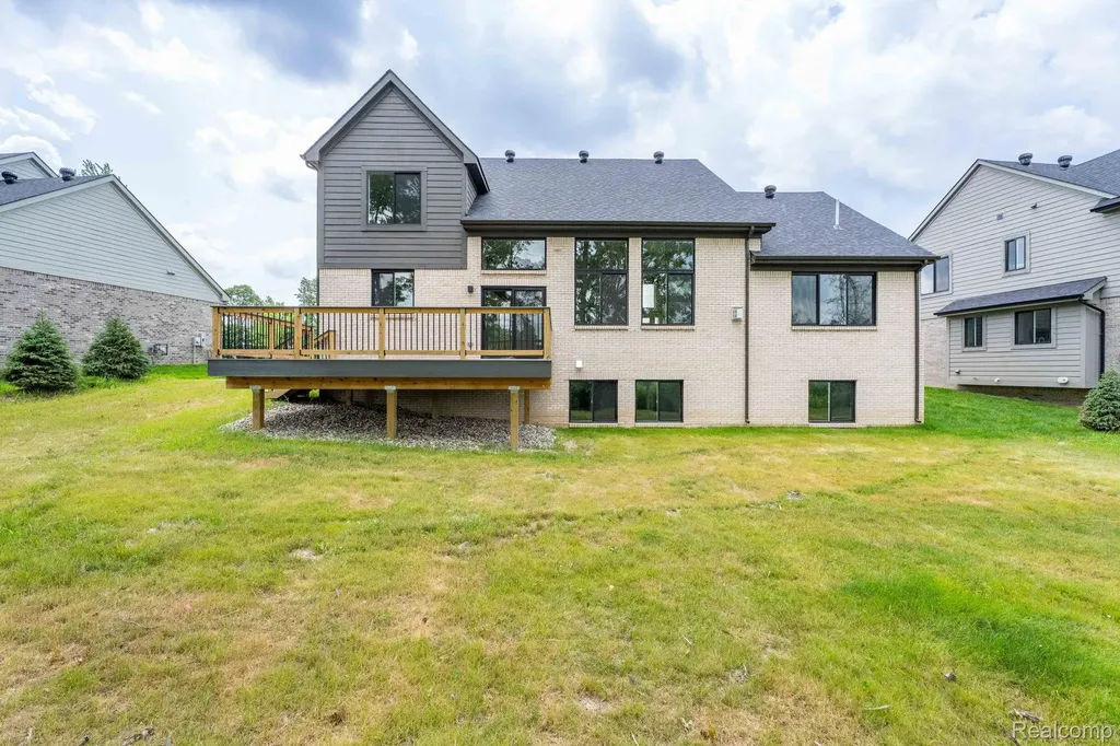 2934 W Walton Boulevard Waterford Charter Township MI 48329