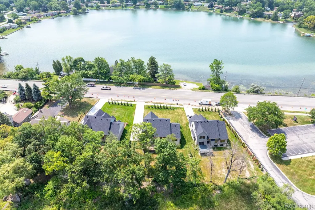 2934 W Walton Boulevard Waterford Charter Township MI 48329