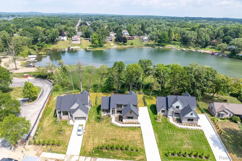 2934 W Walton Boulevard Waterford Charter Township MI 48329