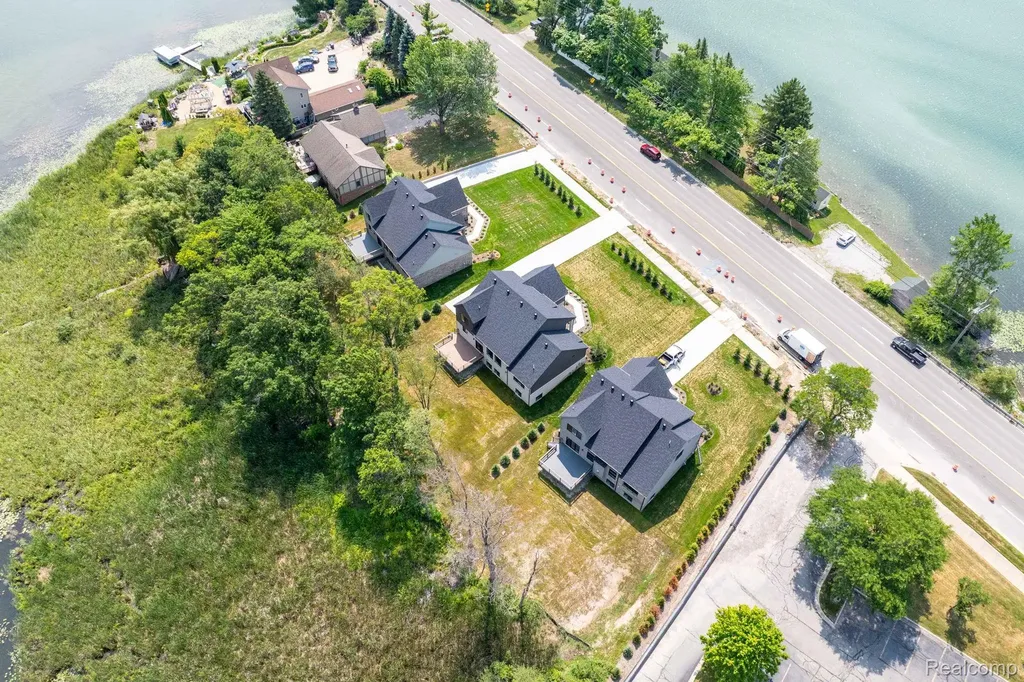 2934 W Walton Boulevard Waterford Charter Township MI 48329