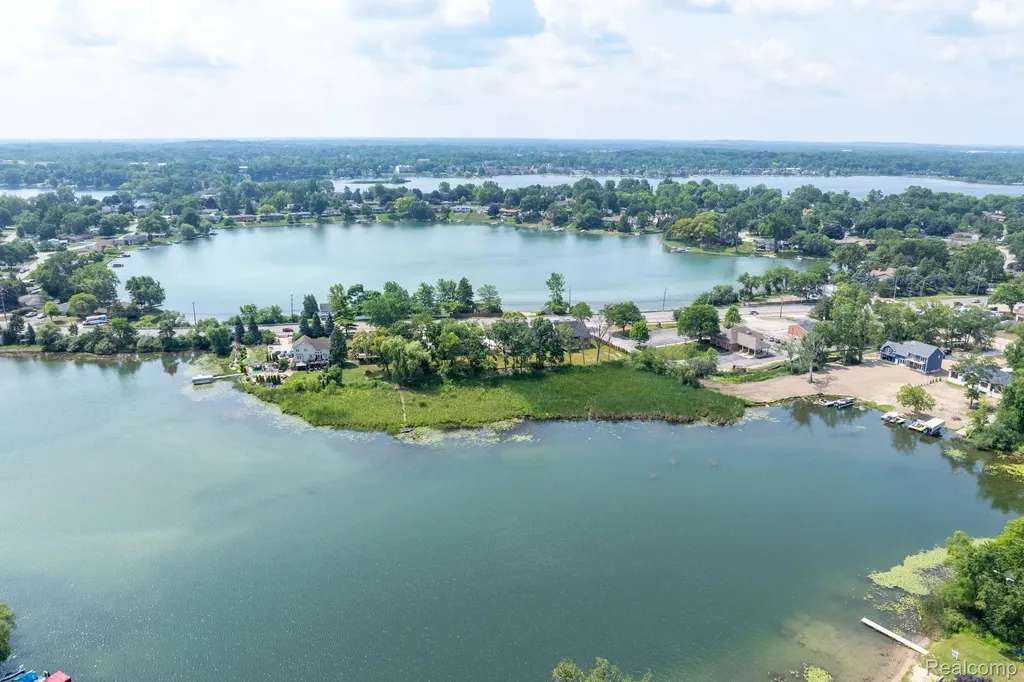 2934 W Walton Boulevard Waterford Charter Township MI 48329