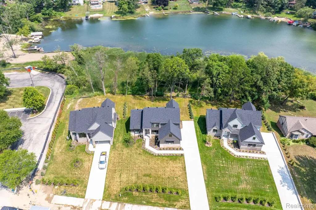 2934 W Walton Boulevard Waterford Charter Township MI 48329