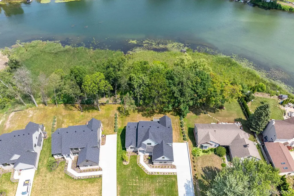 2934 W Walton Boulevard Waterford Charter Township MI 48329