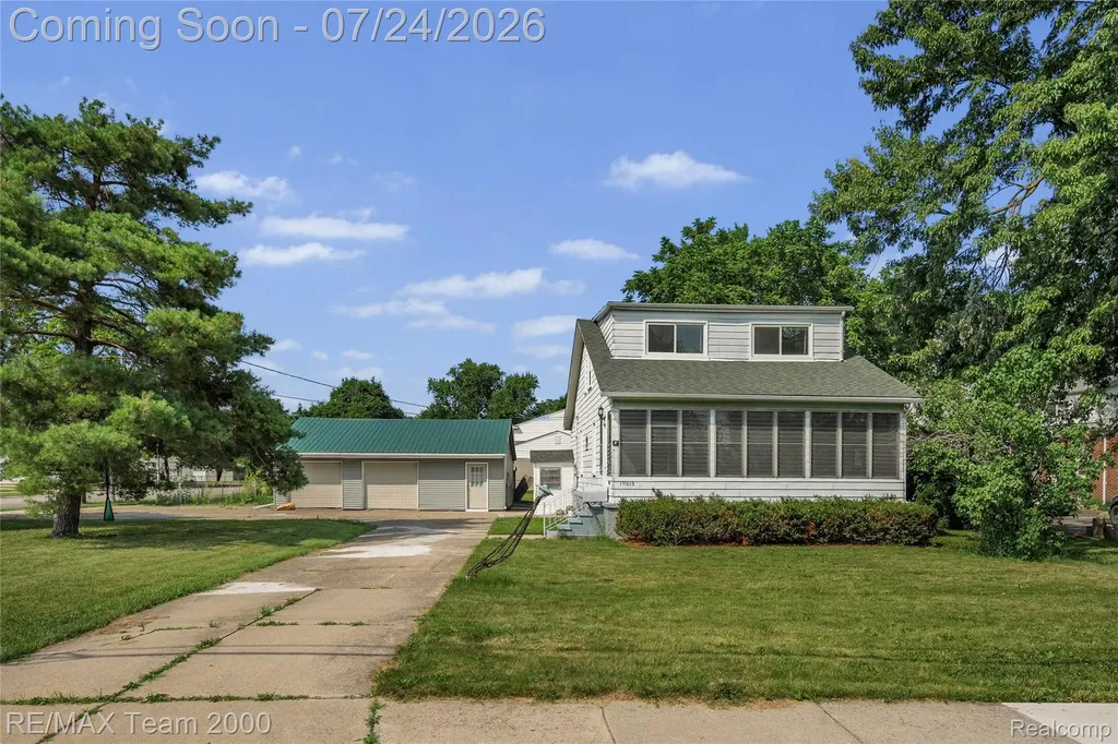 19615 Eastwood Drive Harper Woods City MI 48225