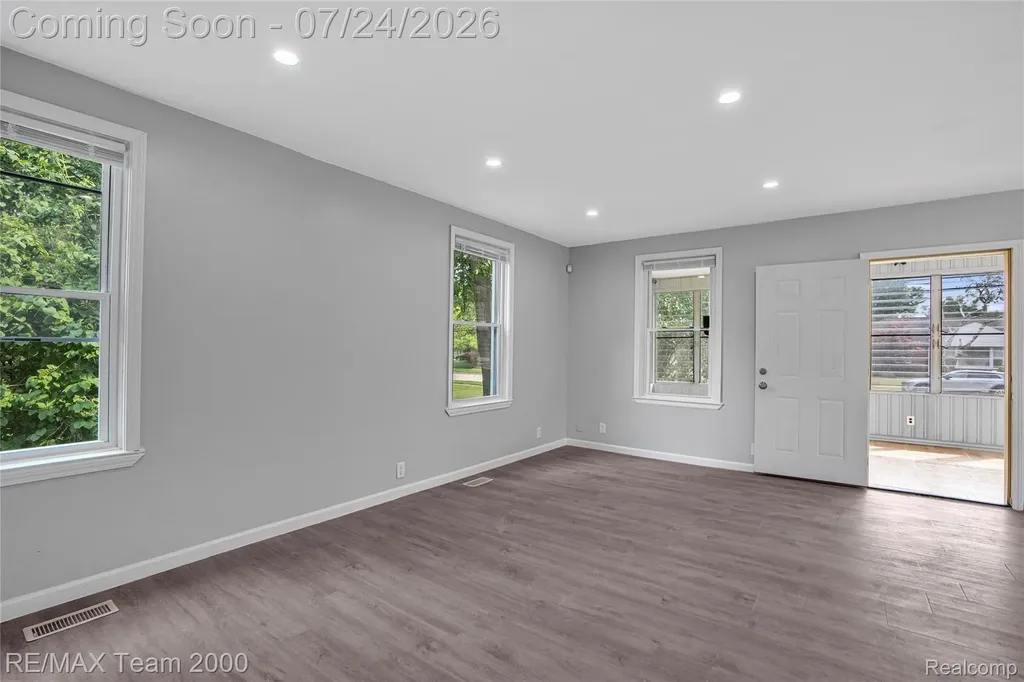 19615 Eastwood Drive Harper Woods City MI 48225